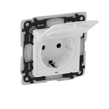 Legrand Valena Life 2p+f dugalj gyermekvédelemmel csapófedéllel ip44 fehér 753119