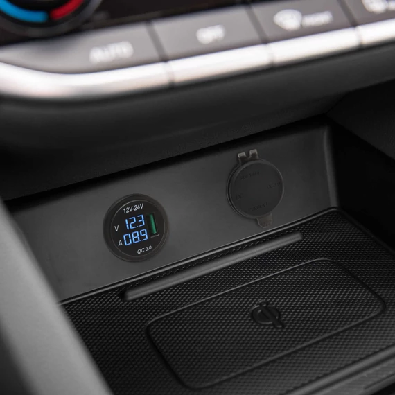 Szivargyújtó helyére beépíthető USB aljzat<br>LED feszültségkijelzéssel<br>kék - csavaros<br>1 x USB  54927BL M.N.C.