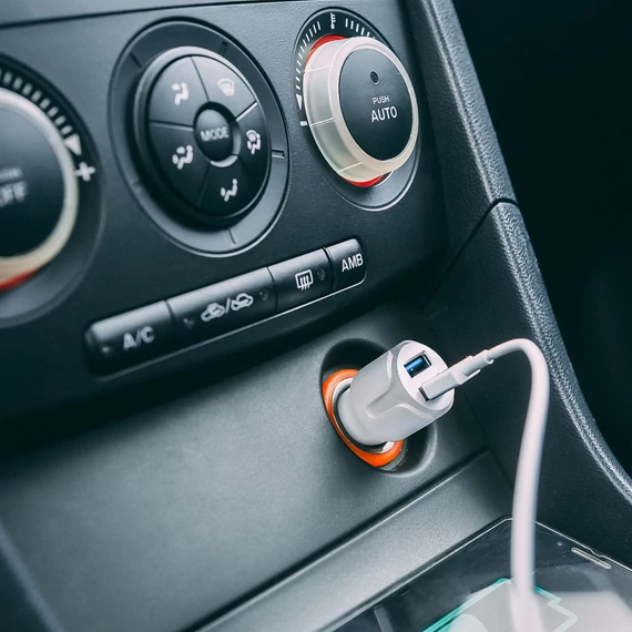 Autós szivargyújtó adapter 2 USB aljzattal - 2,4 A - Fehér 54931WH  M.N.C.